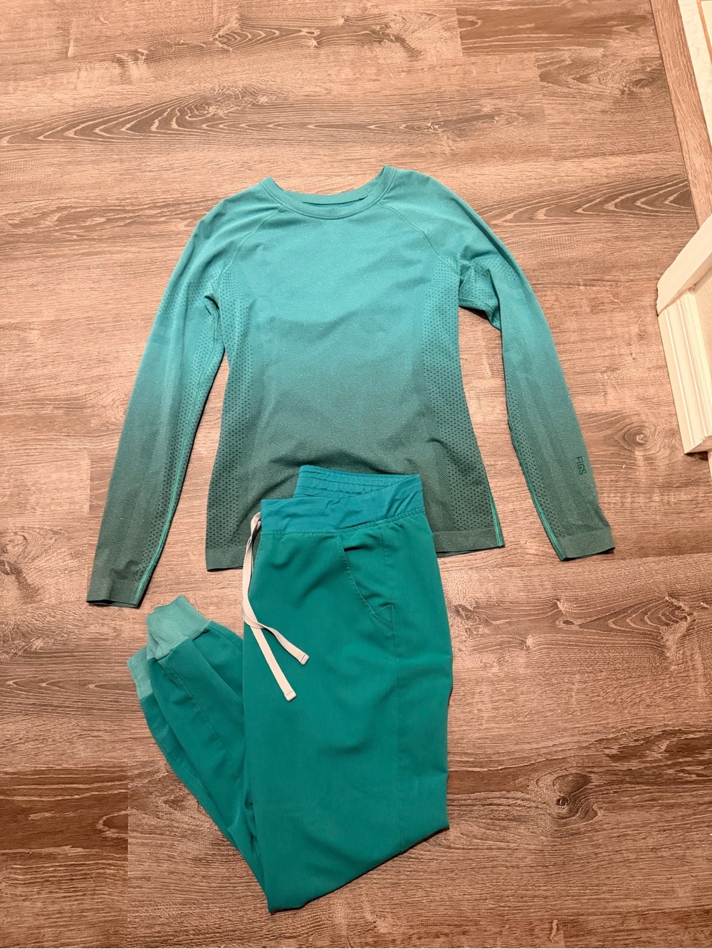 Figs Ombré Green Salta Seamless Underscrub & Forest Green Samara Jogger. - Med